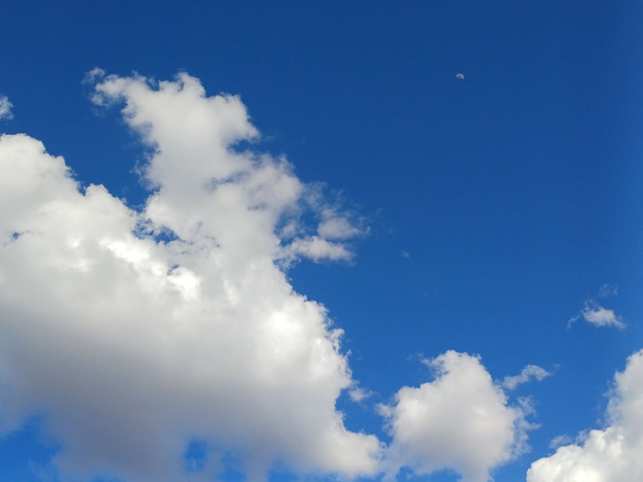 Lua entre nuvens